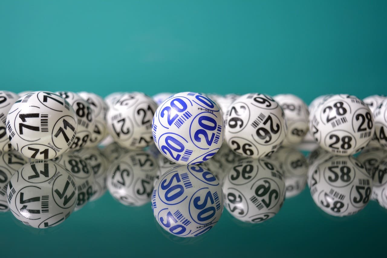 Bolas numeradas de un sorteo de lotería